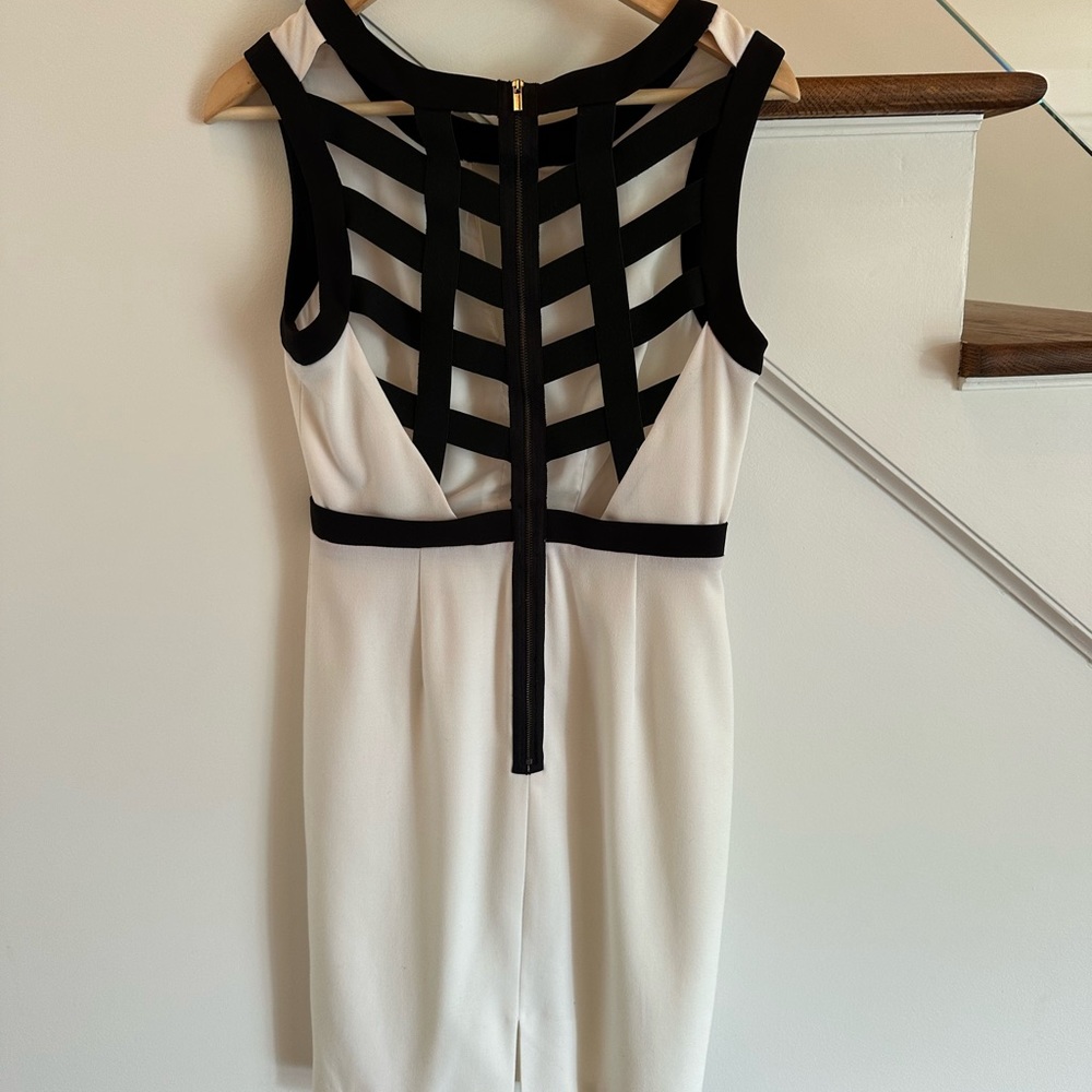 Robe BCBGmaxazria blanche ouverture dos